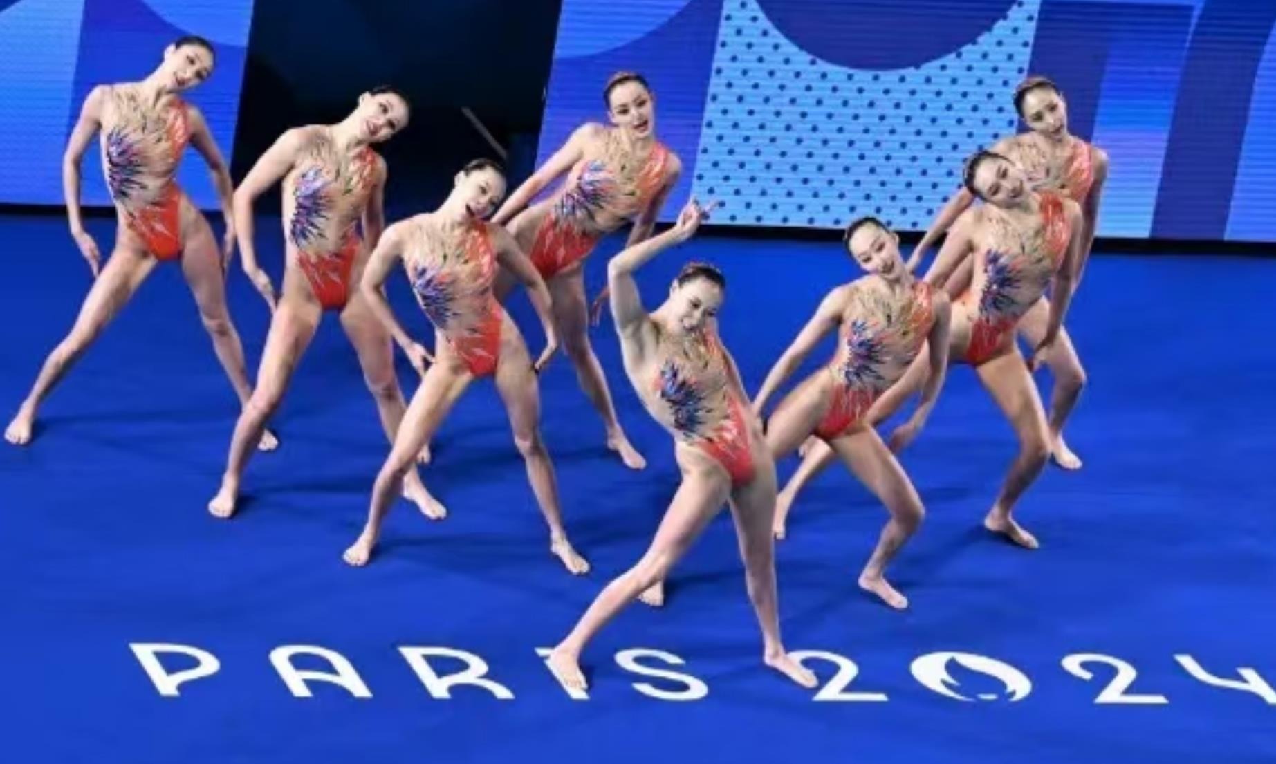 周琦篮下强攻 双手挂筐隔扣卡尔顿